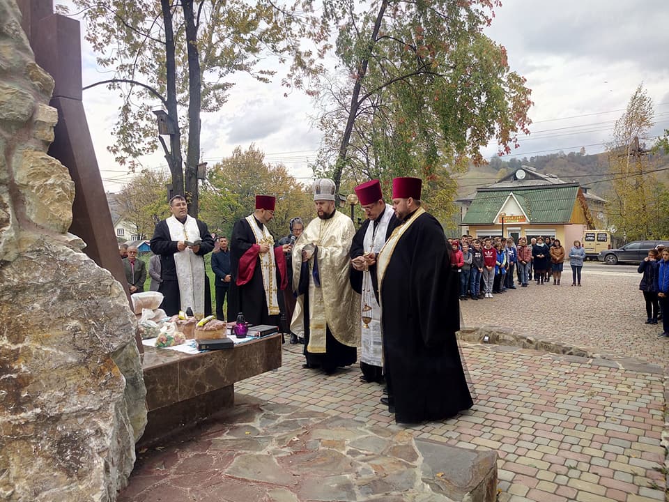 У Лазещині на Рахівщині освятили хрест на місці майбутньої церкви УПЦ Київського патріархату (ФОТО)