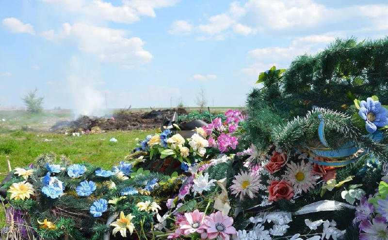 Владика Мілан Шашік закликає закарпатців не нести на кладовища пластикове сміття