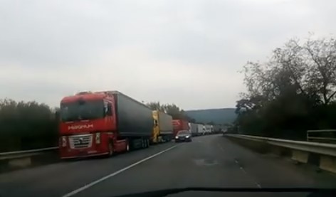 На українсько-словацькому кордоні на Закарпатті утворилася довжелезна черга вантажівок (ВІДЕО)