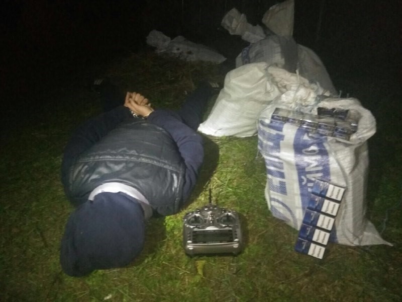 На Закарпатті, неподалік місця зльоту дрона, затримали "екіпірованих" чоловіків і знайшли мішки з сигаретами (ФОТО)