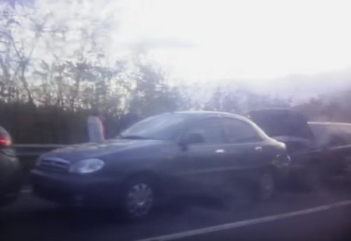 На трасі між Ужгородом і Мукачевом зіштовхнулися 5 авто (ВІДЕО) 18+