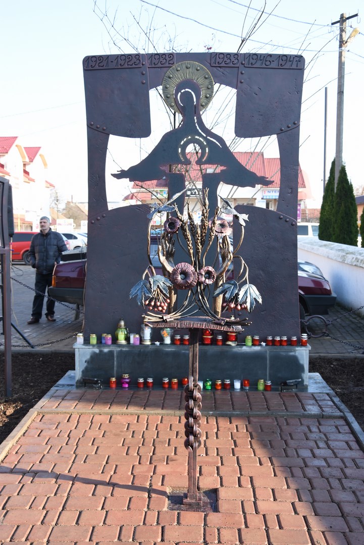 В Іршаві пам'ять жертв Голодомору вшанували відкриттям пам'ятника (ФОТО)