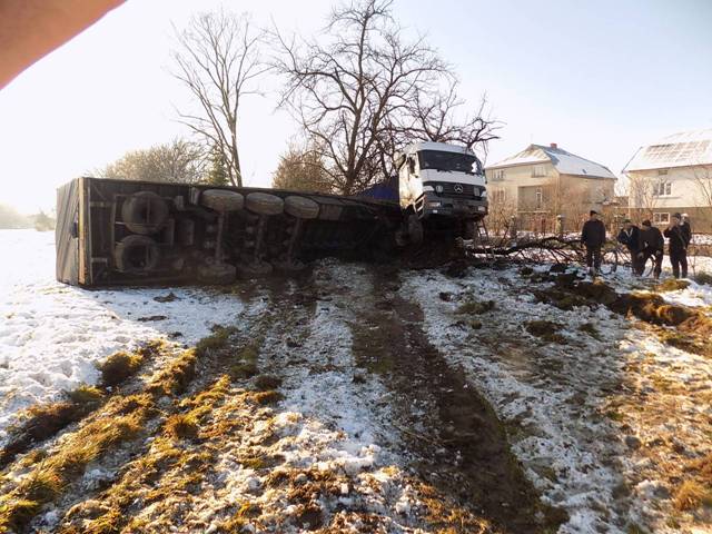 На Львівщині внаслідок зіткнення зі "Шкодою" перекинулась вантажівка "Мерседес" з Закарпаття (ФОТО)