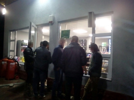 На Тячівщині близько 40 молодиків після дискотеки, намагаючись потрапити до магазину АЗС, розбили вітрину (ФОТО)