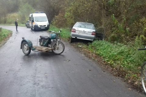 На Перечинщині мотоцикліст врізався в "Славуту", двоє людей госпіталізовано (ФОТО)