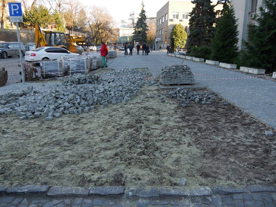 Тротуар на Поштовій в Ужгороді викладуть із пиляних плит із граніту та бруківки для мощення з габро (ФОТО)