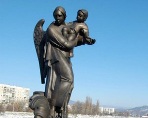 2010 у Мукачеві відкрили пам'ятник жертвам повені "1998. Рік біди і випробування"