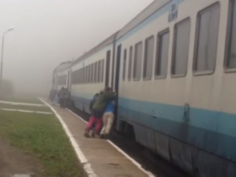 Випадок, коли пасажири штовхали приміський потяг "Івано-Франківськ – Рахів", стався ще навесні 2017 року (ВІДЕО)