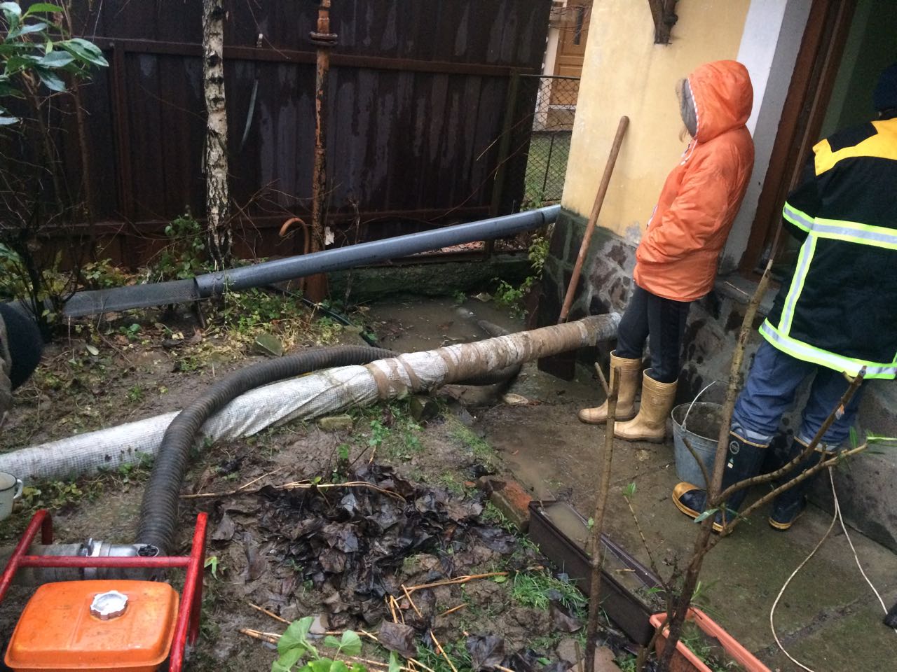 На Ужгородщині та в обласному центрі внаслідок сильних опадів підтопило кілька домогосподарств (ФОТО)