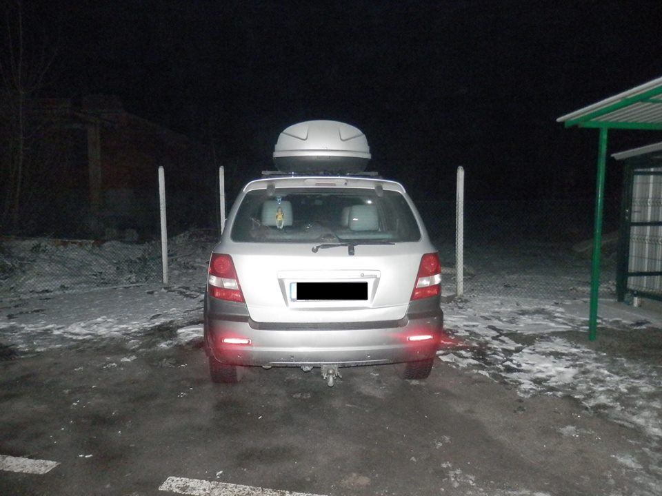 На закарпатському ПП "Вилок" затримали розшукуваного Інтерполом молдованина та крадене у Словаччині авто