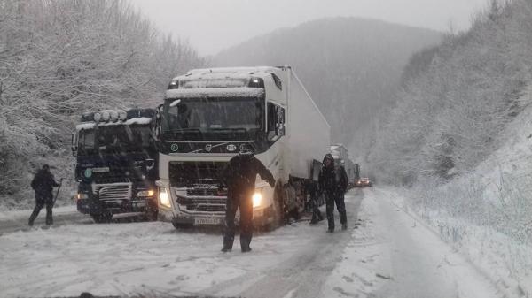 Через снігопад на Закарпатті вводиться обмеження руху вантажівок. На Абранському перевалі – 3-кілометровий затор