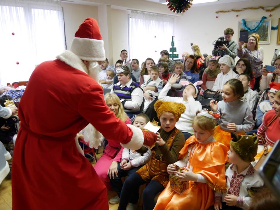 Вихованців "Дороги життя" в Ужгороді вітали з прийдешніми святами веселі казкові персонажі (ФОТО)