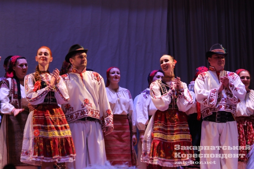 Унікальний "Сухий танець" відтворив Закарпатський народний хор на передріздвяному концерті (ФОТО)