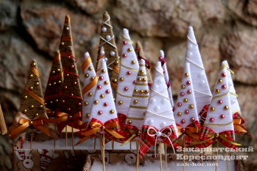 У скансені в Ужгороді новорічно-різдвяний настрій створюють на ярмарку хендмейду (ФОТО)