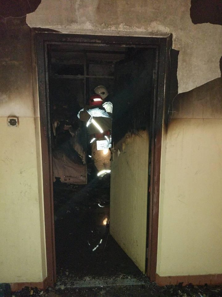 В Ужгороді, щоби порятувати людей від пожежі, довелося вибивати вікна в під'їзді багатоповерхівки (ФОТО)