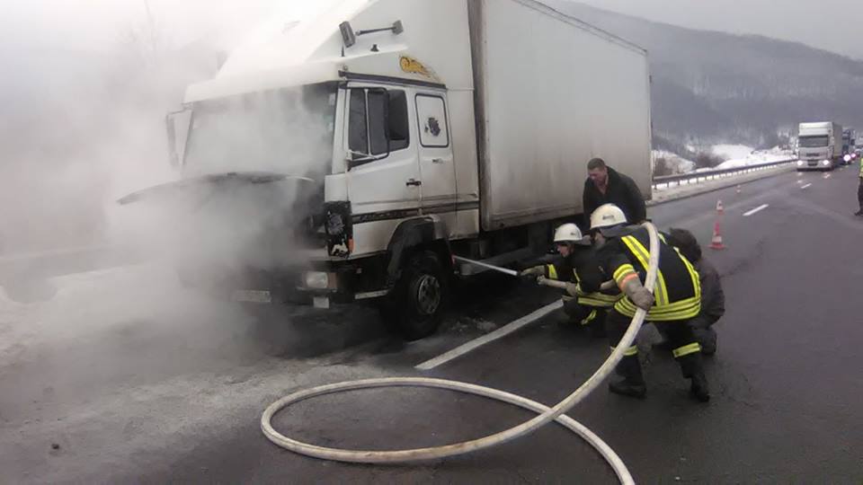 На Воловеччині гасили палаючу вантажівку (ФОТО)