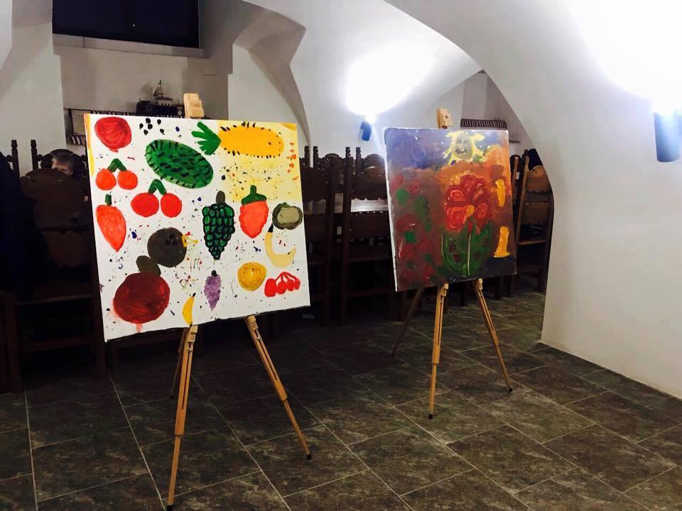 У Мукачеві відкрито благодійну виставку дитячих робіт "Кольорові вуха" (ФОТО)