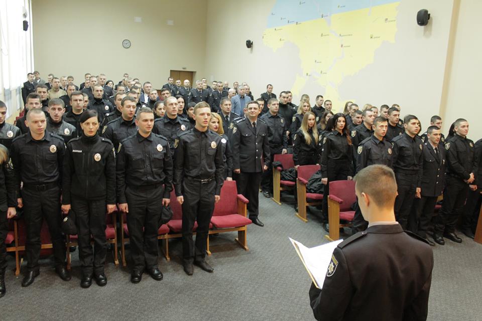 62 нових поліцейських присягнули в Ужгороді на вірність українському народові (ФОТО)