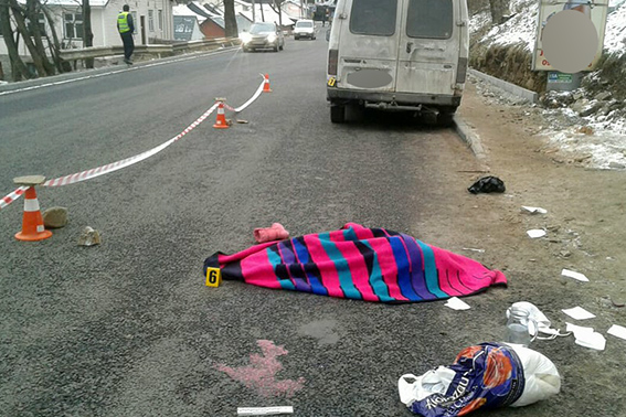 Закарпатець за кермом мікроавтобуса на Прикарпатті смертельно травмував дитину на тротуарі та покалічив її маму (ФОТО)