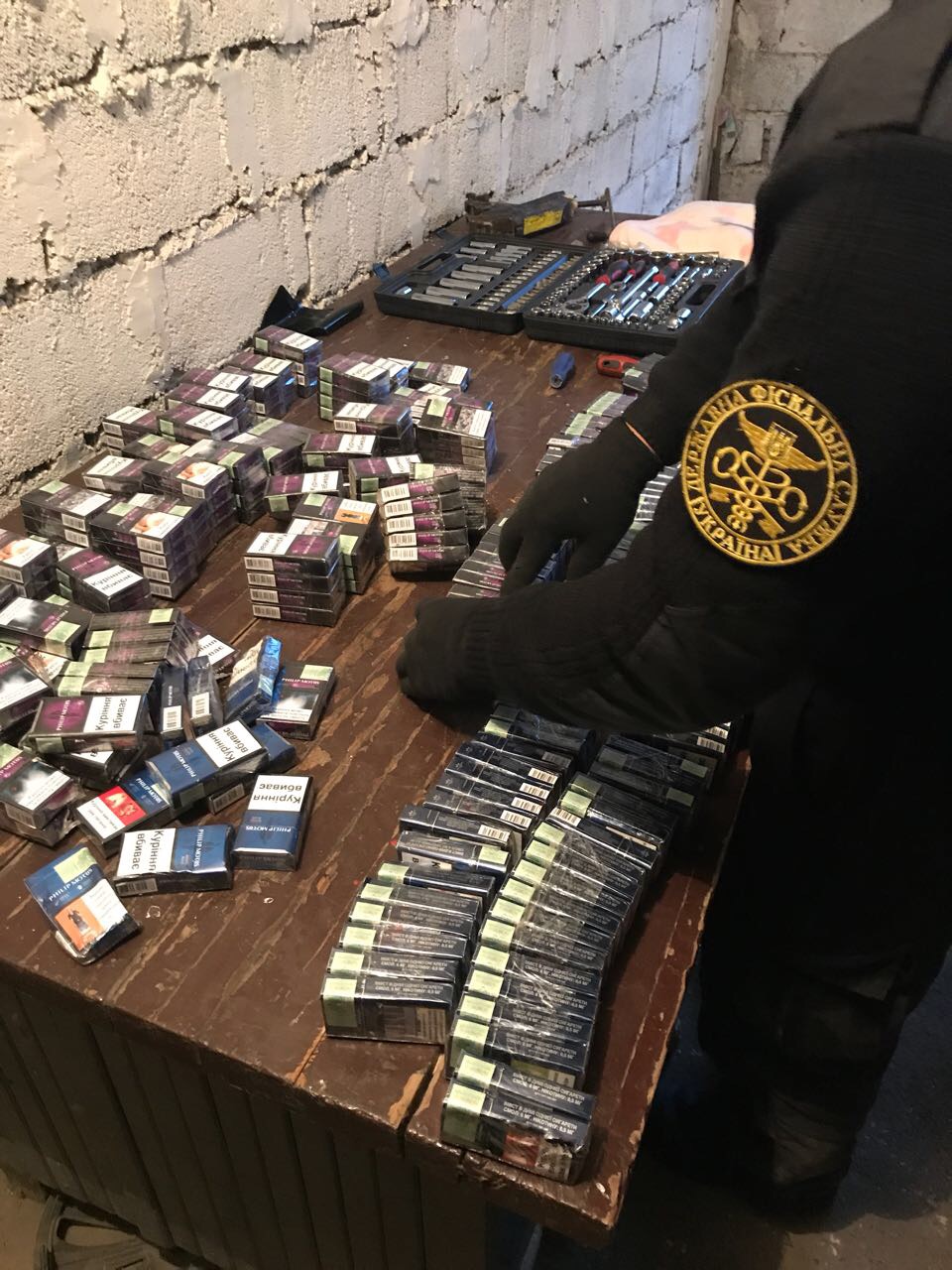 На закарпатському МП "Вілок" у тайнику "Шкоди" знайшли контрабандні 330 пачок сигарет (ФОТО)