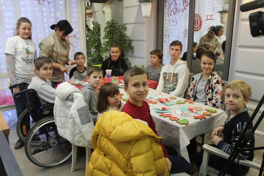 У "Різдвяній майстерні" в Ужгороді "Щасливі діти" виготовляли новорічні прикраси, декорували пряники й варили мило (ФОТО)