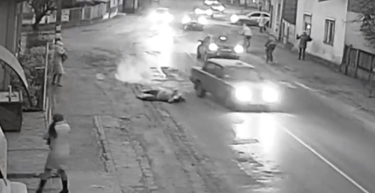 У Виноградові автівка збила жінку, що переходила дорогу по "зебрі" (ВІДЕО)