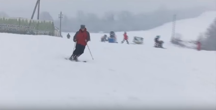 Гірські схили Закарпаття заполонили лижники та сноубордисти (ВІДЕО)
