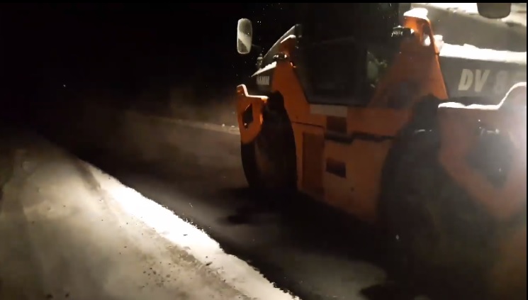 На Тячівщині активісти зупинили асфальтування дороги поверх снігу і в мороз (ВІДЕО)