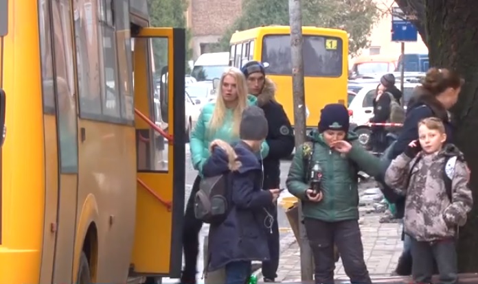 Ужгородські перевізники просять владу відмінити безкоштовний проїзд школярів у маршрутках (ВІДЕО)