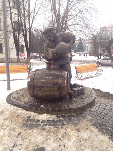 ФОТОФАКТ. У Сваляві встановили пам'ятник чоловікові з герба міста