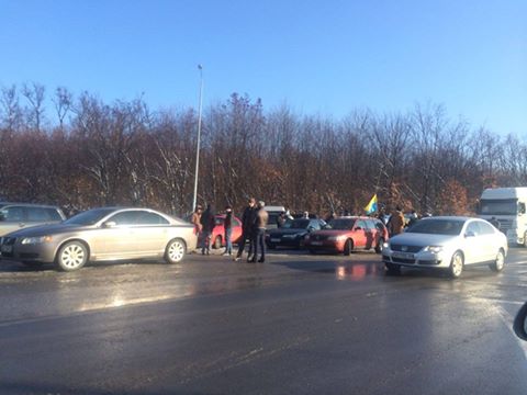 "Пересічники", що заблокували КПП "Ужгород", пропускатимуть по 2 вантажівки щогодини на в'їзд і виїзд з України 