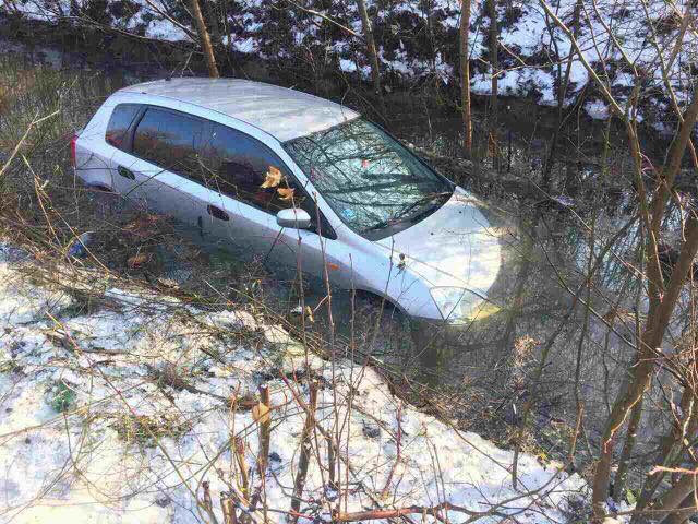 Під Мукачевом жінка-водій втратила керування та втопила своє авто (ФОТО)