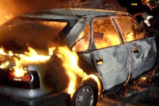 У Поляні на Свалявщині згорів Mitsubishi Outlander XL, вогонь пошкодив і припаркований поруч Mitsubishi  Pajero