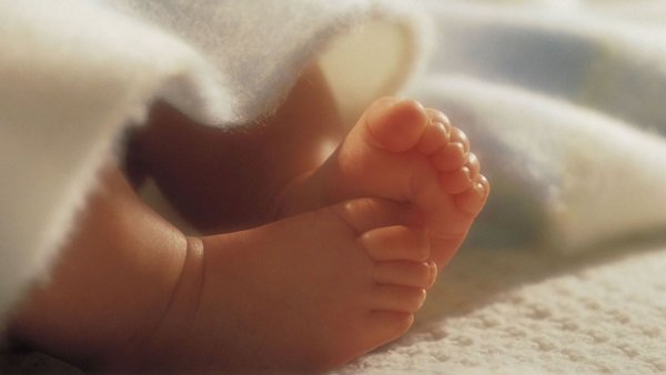 На Тячівщині новонароджений хлопчик задихнувся під подушкою, матір звинувачує 3-річну дочку