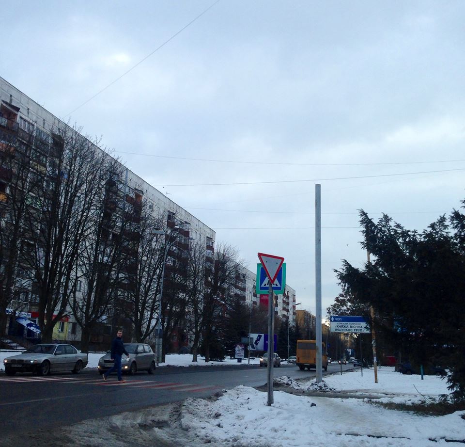 До кінця місяця повністю завершать "попереджувальну" конструкцію на сумнозвісній "зебрі" на Минайській в Ужгороді