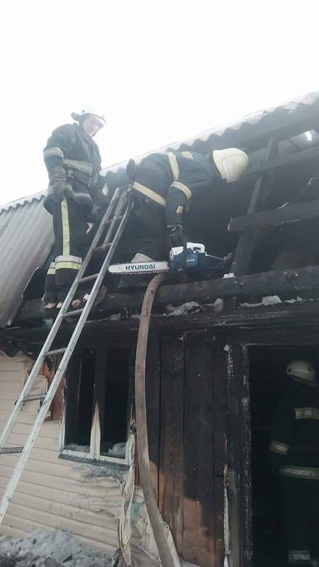 Під час пожежі в літній кухні в Колочаві на Міжгірщині ризиковано "сочився" газовий балон (ФОТО)