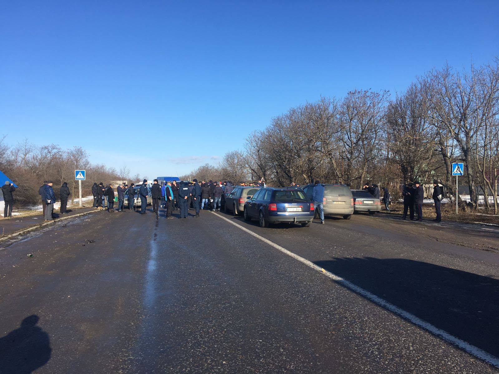 На Закарпатті заблокували під’їзну дорогу до міжнародного пункту пропуску "Ужгород"