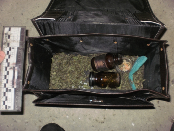 У жителя Ужгорода вилучили кейс із марихуаною (ФОТО)