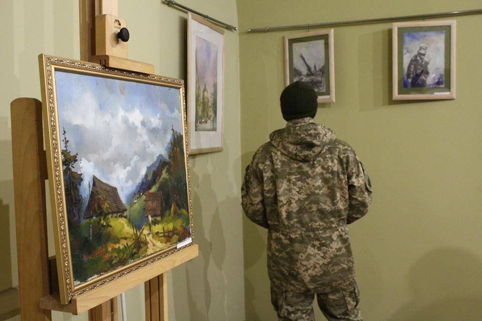 У мукачівському "Паланку" відкрили виставку військового художника, який малює перемогу (ФОТО)