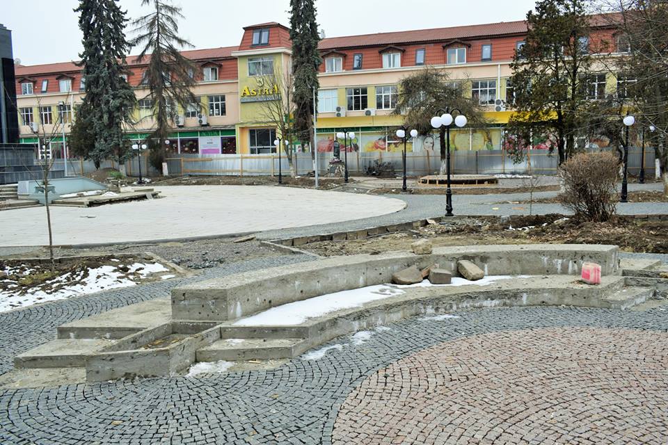 Оновлення площі Героїв у Берегові завершать до початку травня (ФОТО)