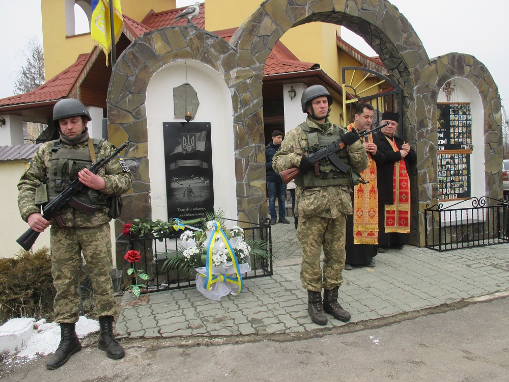 На брамі церкви в Королеві освятили пам’ятну дошку захисникам України, що полягли у війні на Сході (ФОТО)