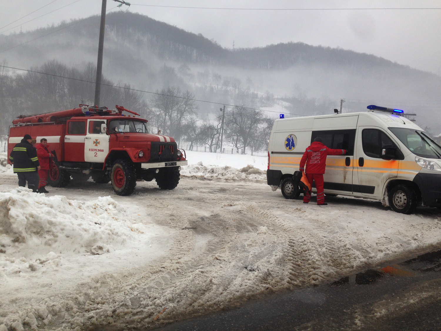 Добиратися до хворого в Княгиню на Великоберрезнянщині медикам "швидкої" довелося на пожежному авто (ФОТО)