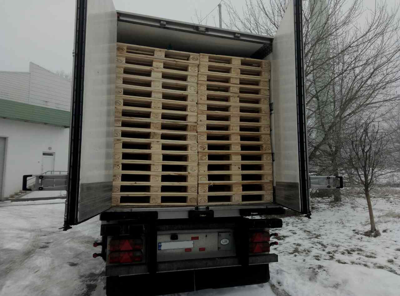 У закарпатському ПП "Тиса" у вантажівці з товаром дерев'яних палет до Іспанії у подвійному днищі знайшли сигарети (ФОТО)