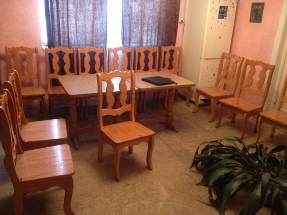 На Мукачівщині двійко селян викрали з готелю в Клячанові 100 стільців, 15 столів і 5 батарей (ФОТО)
