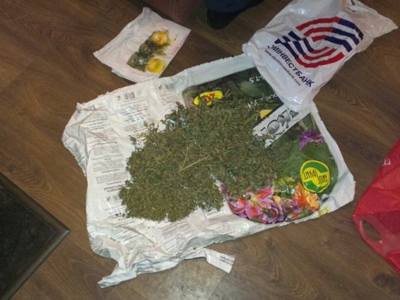 У будинку раніше судимого за виготовлення та збут наркотиків жителя Сваляви знайшли 50 г марихуани (ФОТО)