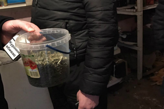 Житель Берегівщини тримав дома у стаканах 80 г марихуани, а в іноземця канабіс знайшли у пачці з-під сигарет (ФОТО)