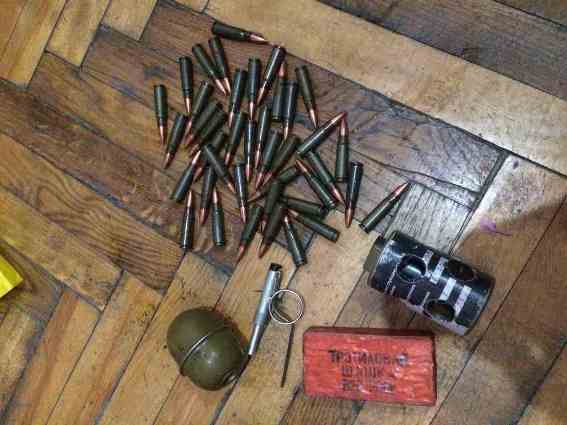 У Мукачеві затримали двох містян, що намагалися продати набої та боєприпаси, знайдені на полігоні (ФОТО)
