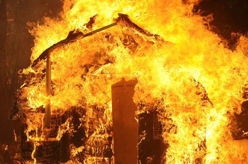 На Тячівщині згорів дерев'яний будинок разом із власником та його співмешканкою