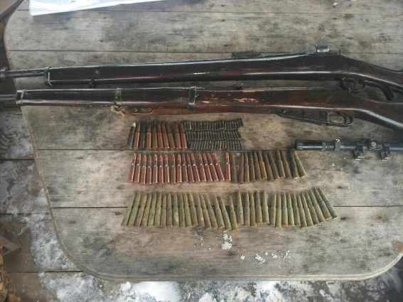 У будинку мешканця Лазещини, що на Рахівщині, знайшли 2 незареєстровані карабіни та 138 патронів (ФОТО)