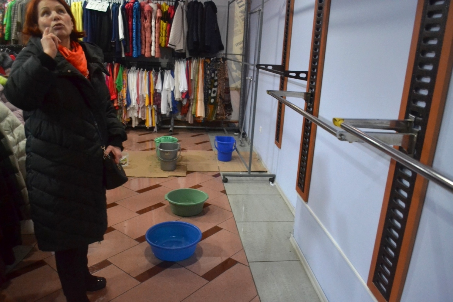 Через будівництво у "Короні" магазини ужгородського пасажу заливає водою, потріскали стіни та небезпечно працювати (ФОТО)